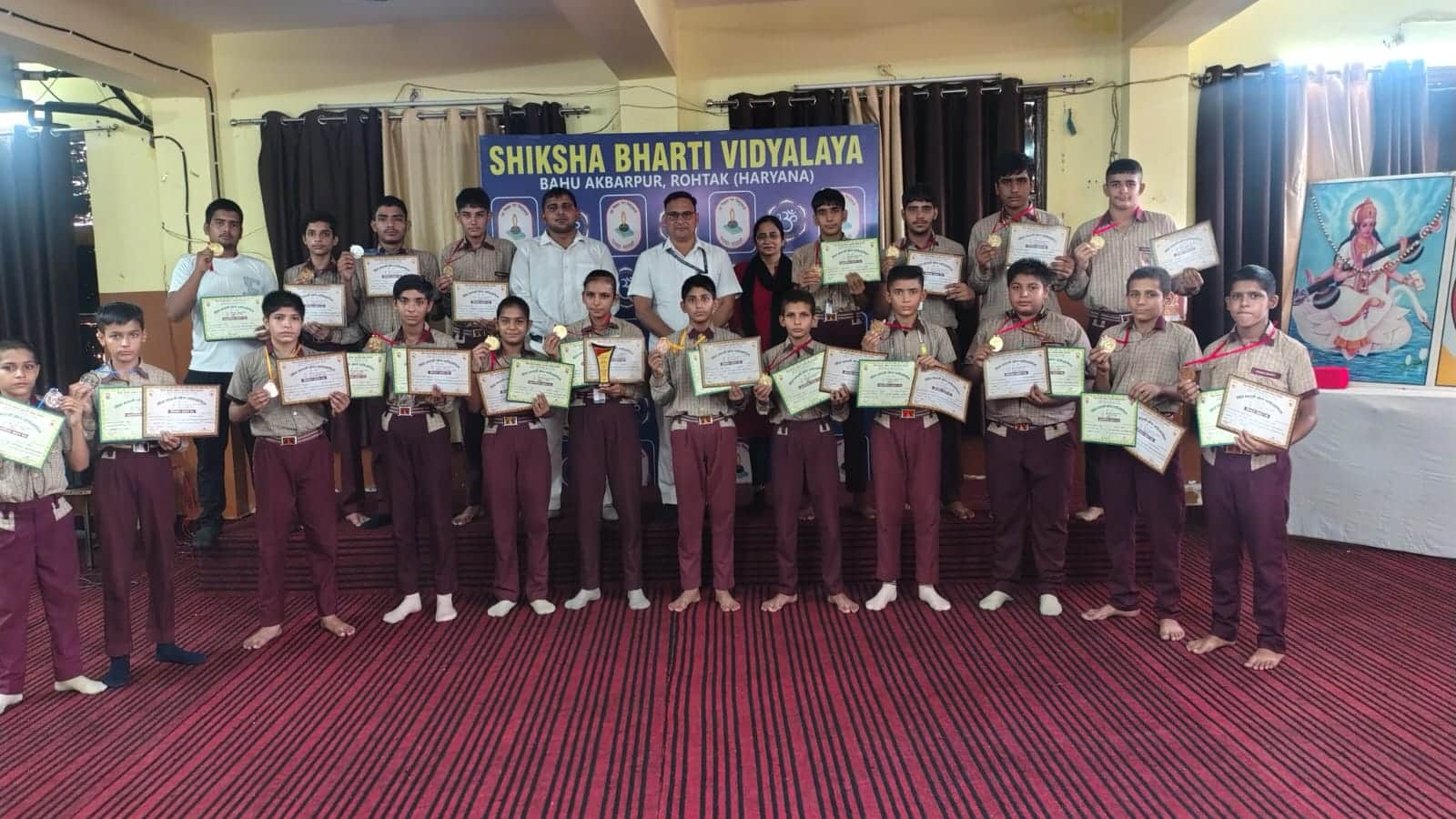 22 रोहतक के शिक्षा भारती विद्यालय बहुअकबरपुर में विजेता खिलाड़ियों को सम्मानित करते प्राचार्य 