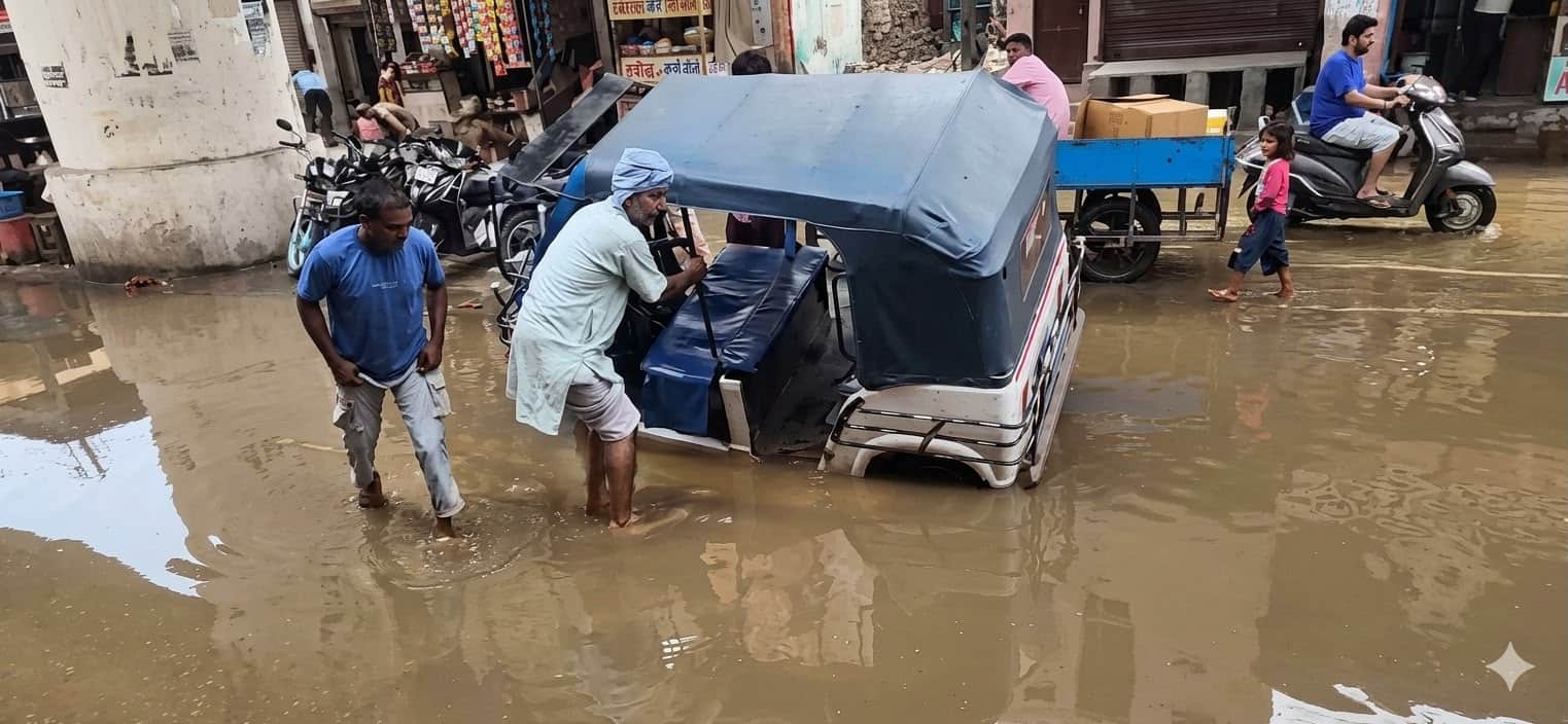 26. गड्ढे में सिस्टम...कच्चा बेरी रोड पर सीवर जाम के बाद भरा पानी। जलभराव में मैनहोल का ढक्कन ख