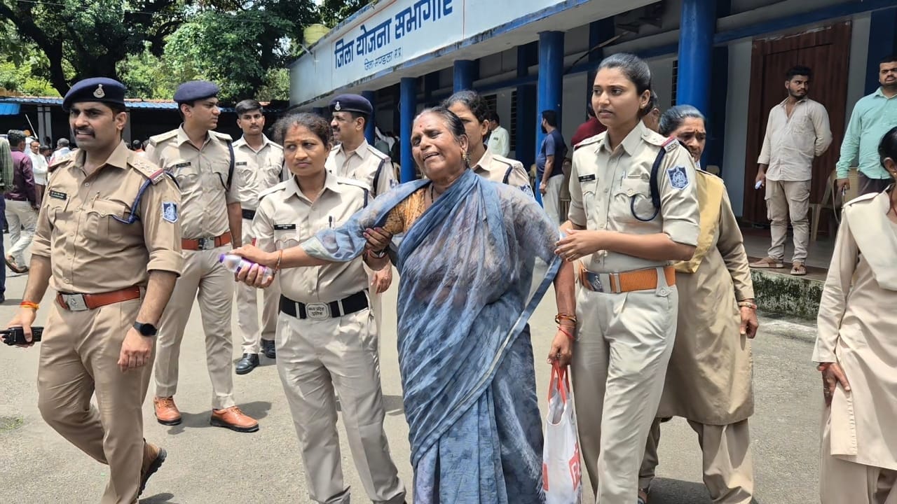 परेशान महिला ने जनसुनवाई में आत्मदाह का किया प्रयास