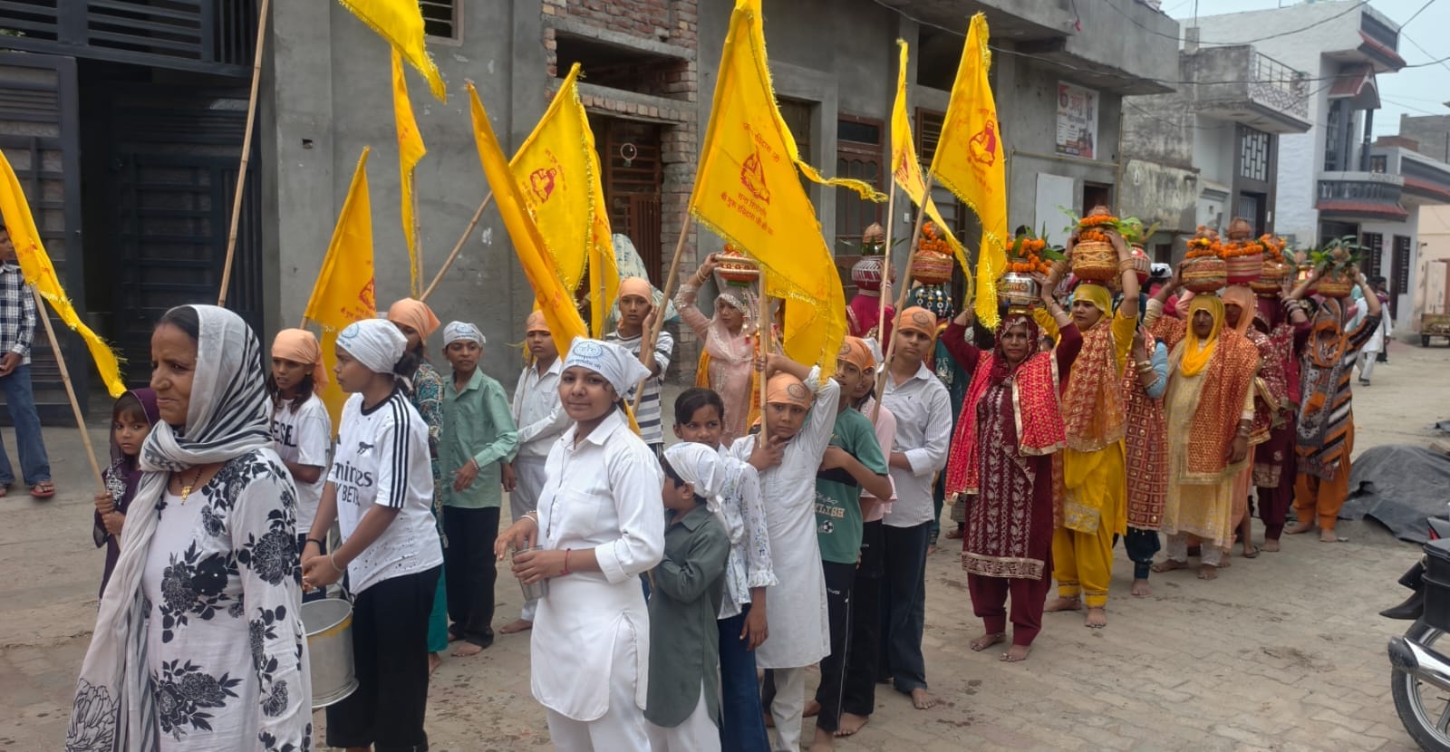 28 डीएचडी 01 संत शिरोमणि गुरु रविदास की शोभायात्रा में शामिल श्रद्धालु।