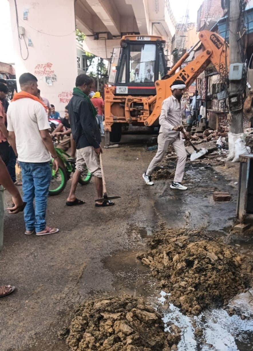 29:  कच्चा बेरी रोड पर जमा गंदगी की सफाई करने पहुंची नगर निगम की टीम । स्रोत निगम