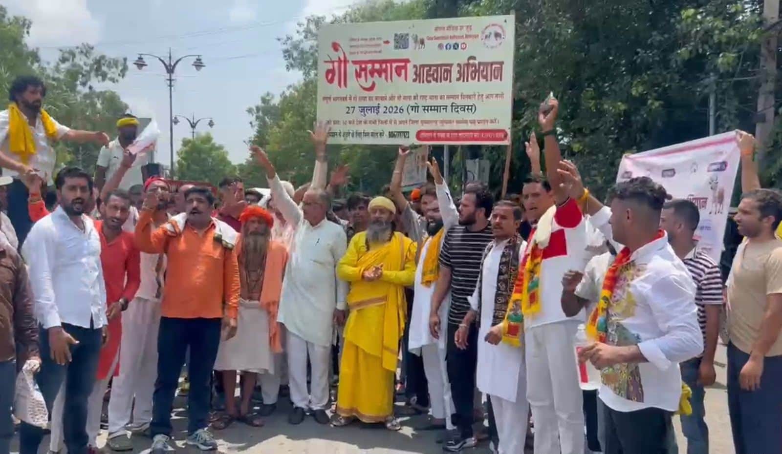 32 : गाय को राष्ट्रीय पशु घोषित करने की मांग को लेकर शहर में प्रदर्शन करते गो रक्षक व साधू-संत।