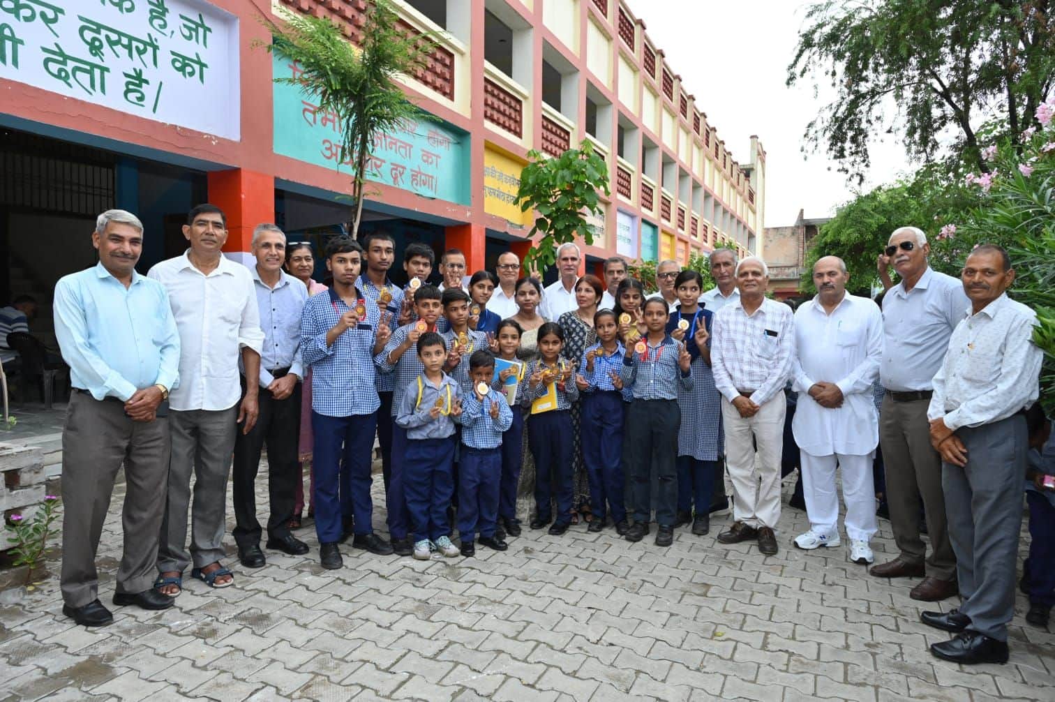 33-सुनारिया गांव के उत्कृष्ट प्रदर्शन करने वाले छात्र-छात्राओं को सम्मानित करते अचीवर्स ग्रुप क
