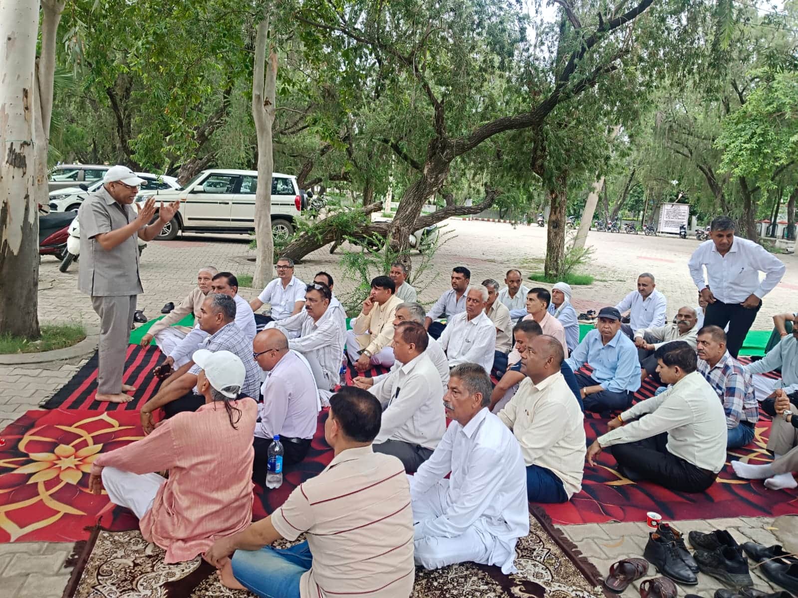 34-अपनी मांगों को लेकर धरने पर बैठे हरियाणा टूरिज्म कर्मचारी संघ के सदस्यों को संबोधित करते कर