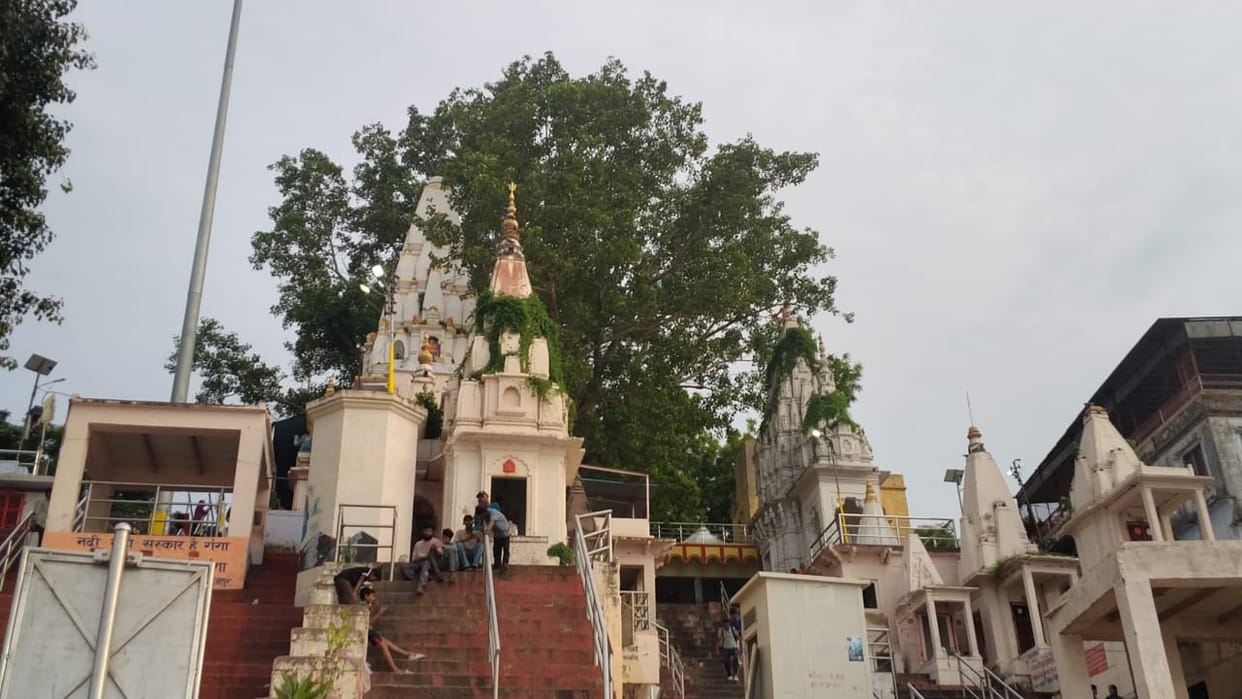 Clouds gathered but did not rain; the temperature held steady at 35 degrees, while humidity caused great discomfort.