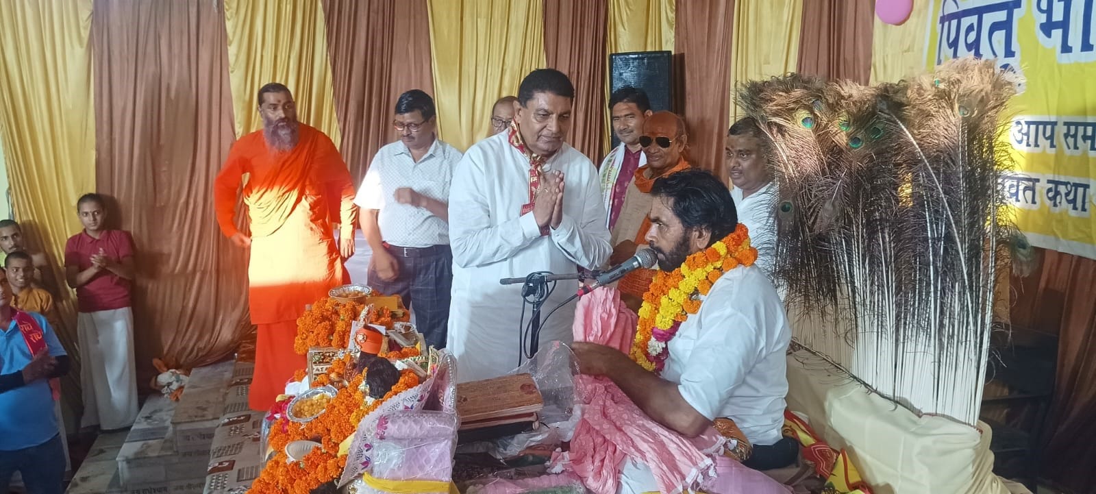 अनूपशहर में कथा के दौरान कथा व्यास का स्वागत करते श्रद्धालु। संवाद