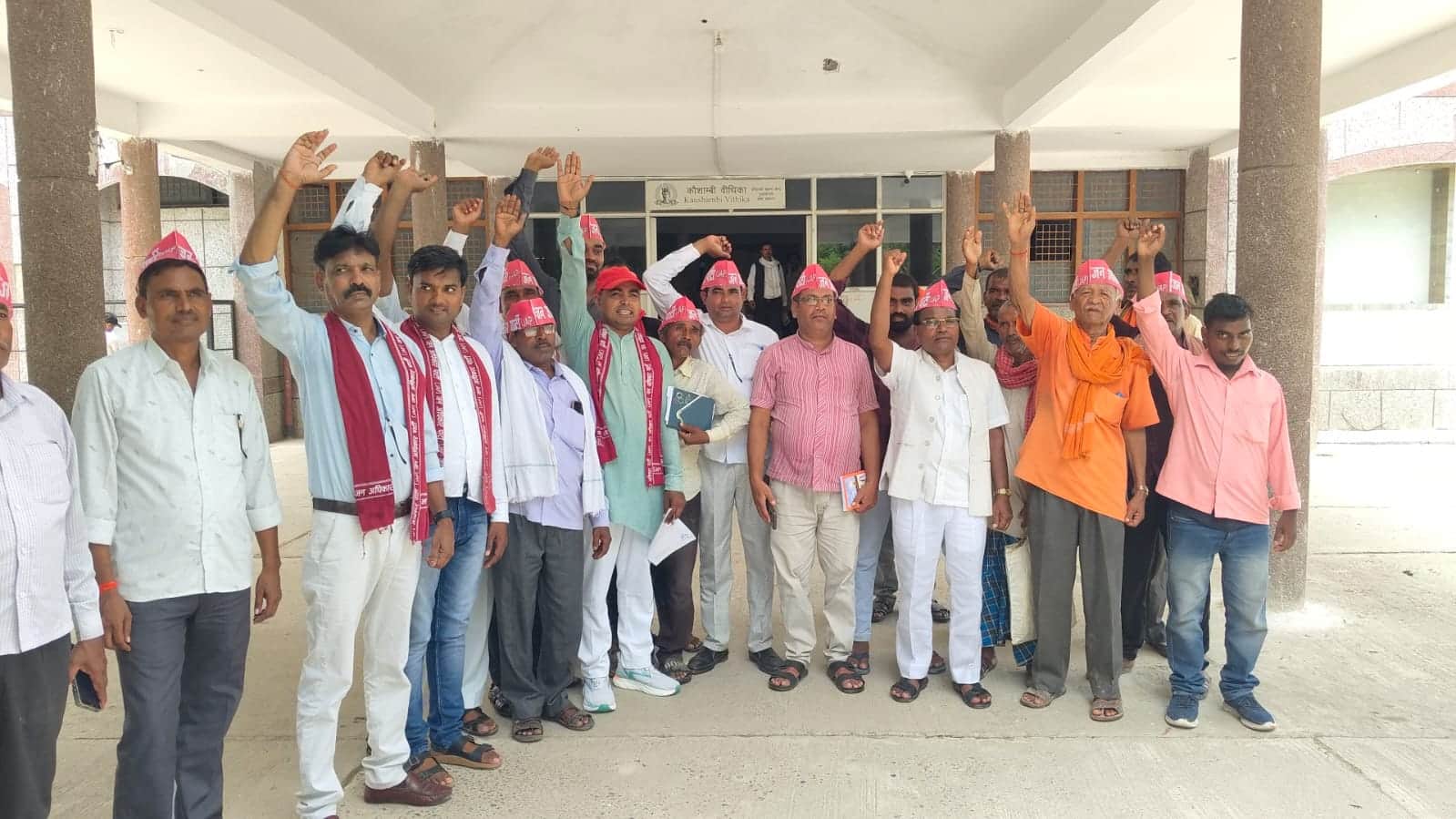 अपनी मांगों को लेकर कलक्ट्रेट में जन अधिकार पार्टी के पदाधिकारियों ने प्रदर्शन किया। संवाद