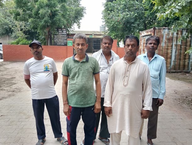अस्पताल में मौजूद मनोज के परिजन। संवाद
