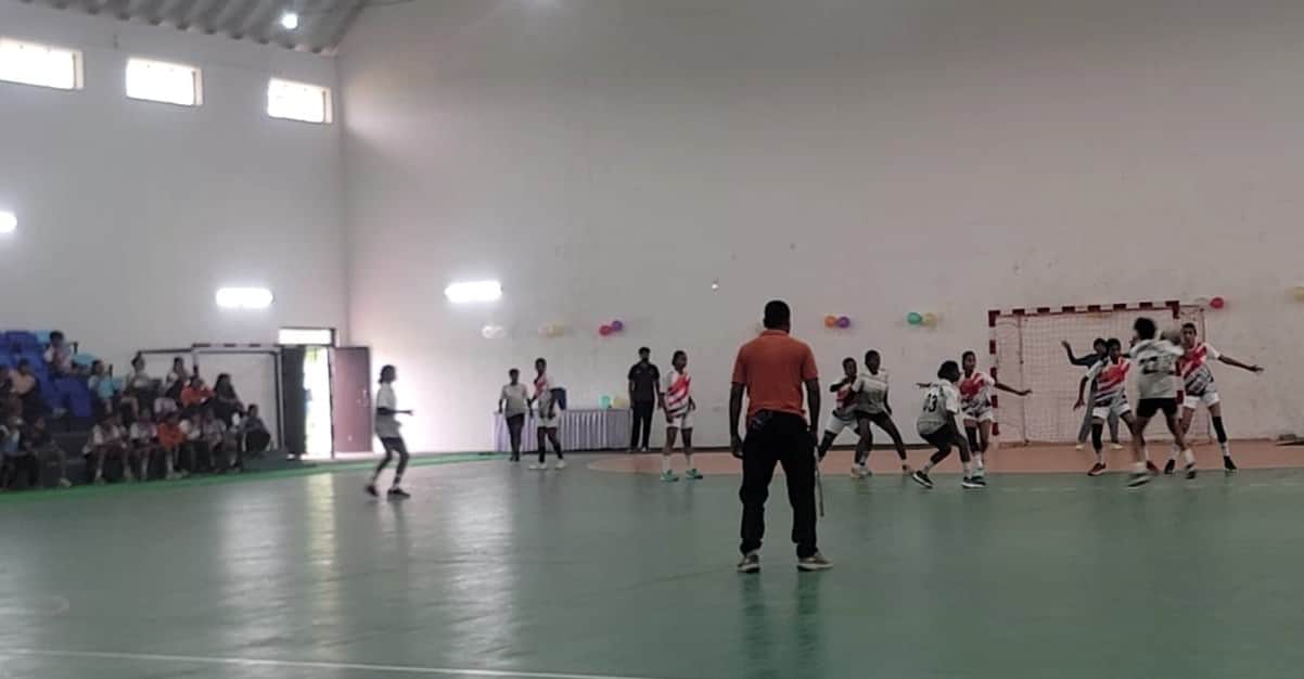 In the state-level women's handball, Azamgarh's team held Lucknow to a draw