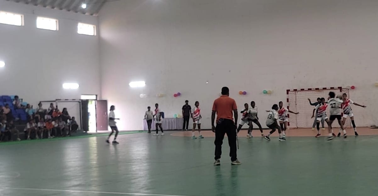In the state-level women's handball, Azamgarh's team held Lucknow to a draw
