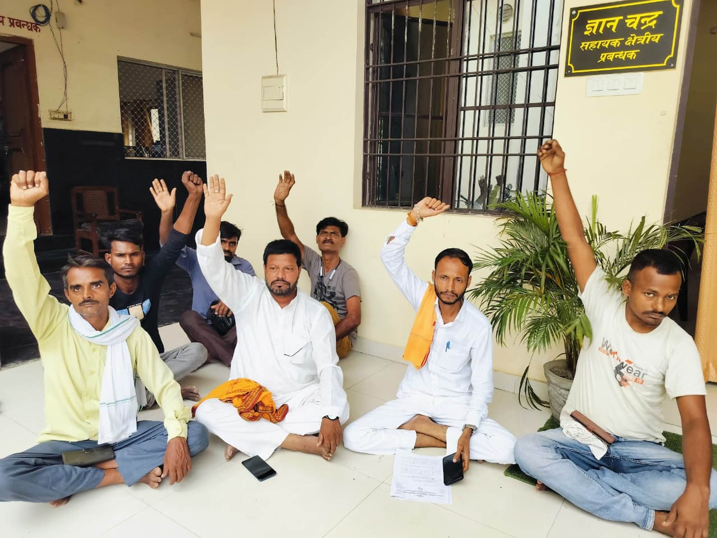 बहराइच में रोडवेज पर एआरएम कार्यालय के बाहर धरना देते कर्मचारी।