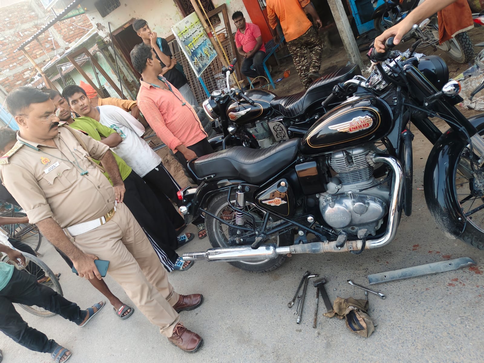 बुलेट में लगे मोडीफाई साइलेंसर को खोलवाते यातायात प्रभारी अनवर अली।पुलिस विभाग