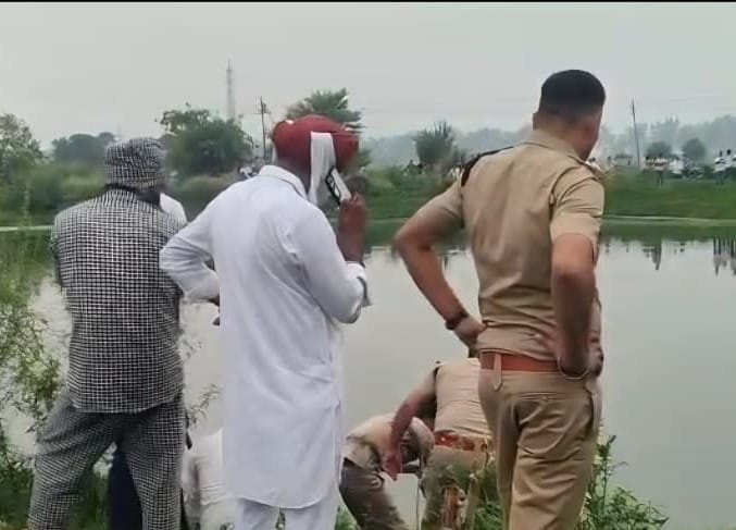 बराड़ा खंड के राजोखेड़ी गांव के तालाब से शव निकालती पुलिस। संवाद