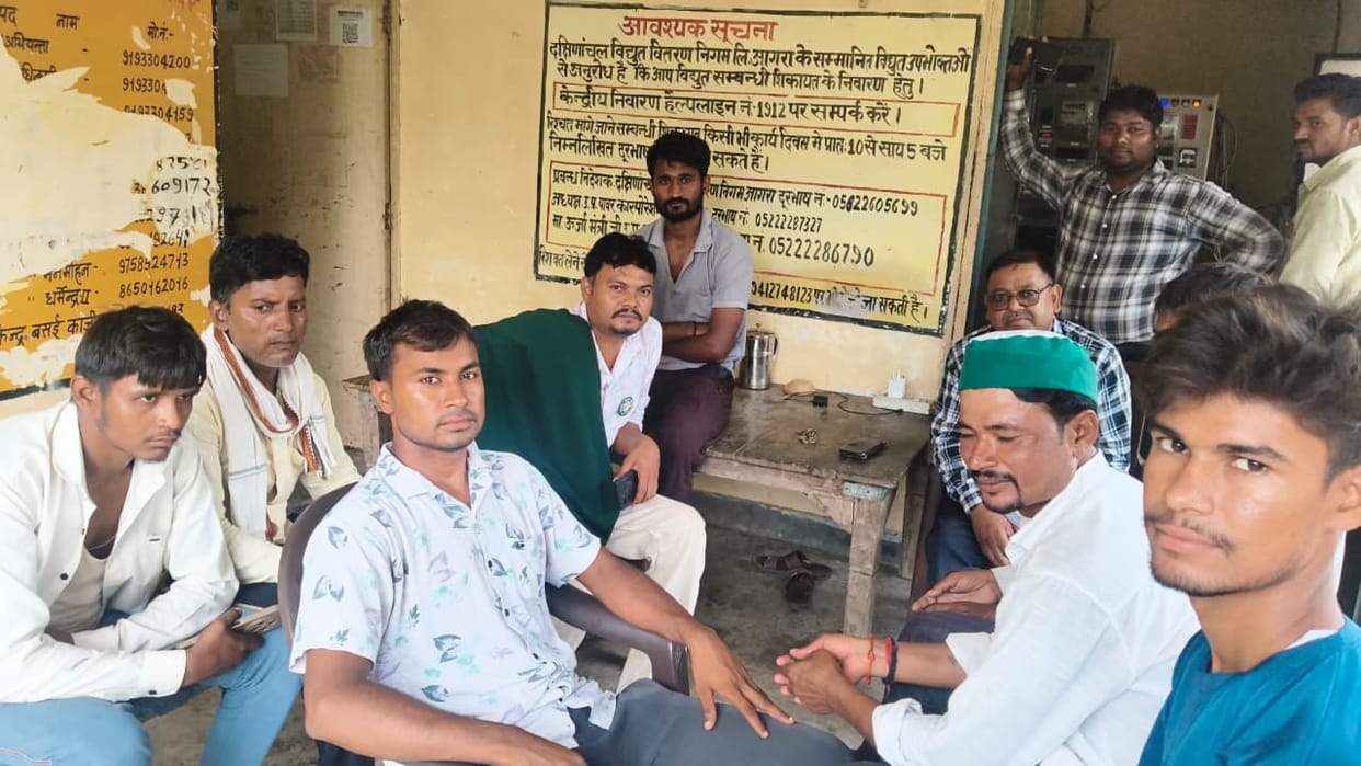Farmers staged a protest against power cuts.