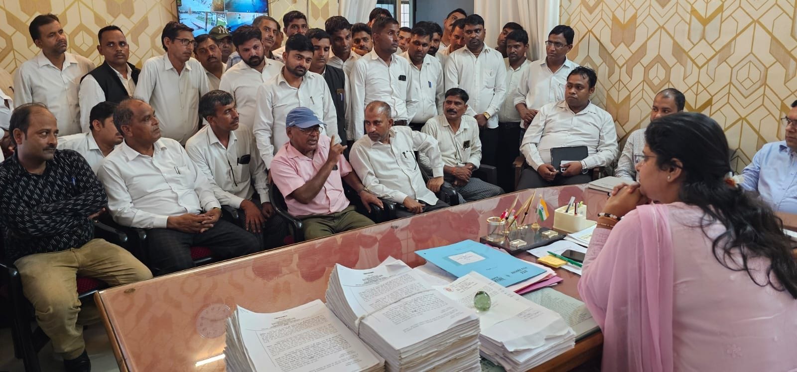 बिसौली में वकील और नायब तहसीलदार के मध्य वार्ता कराती एसडीएम। संवाद