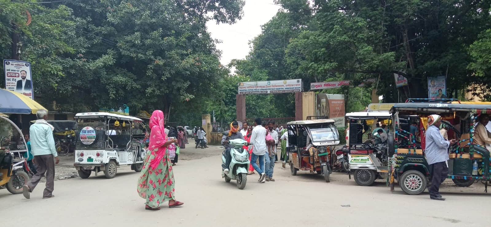 बेतरतीब खड़ें ई रिक्शा