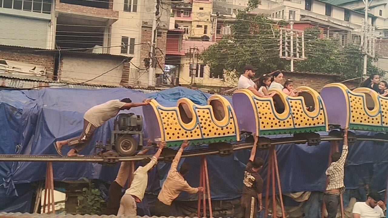 चौगान नंबर तीन में खराब झूले को धक्का लगाते ठेकेदार के कर्मचारी। संवाद।