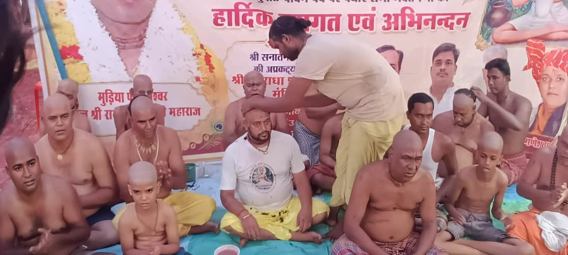 चकलेश्वर के राधा-श्याम सुंदर मंदिर में मुंडन कराते मुड़िया संत। 