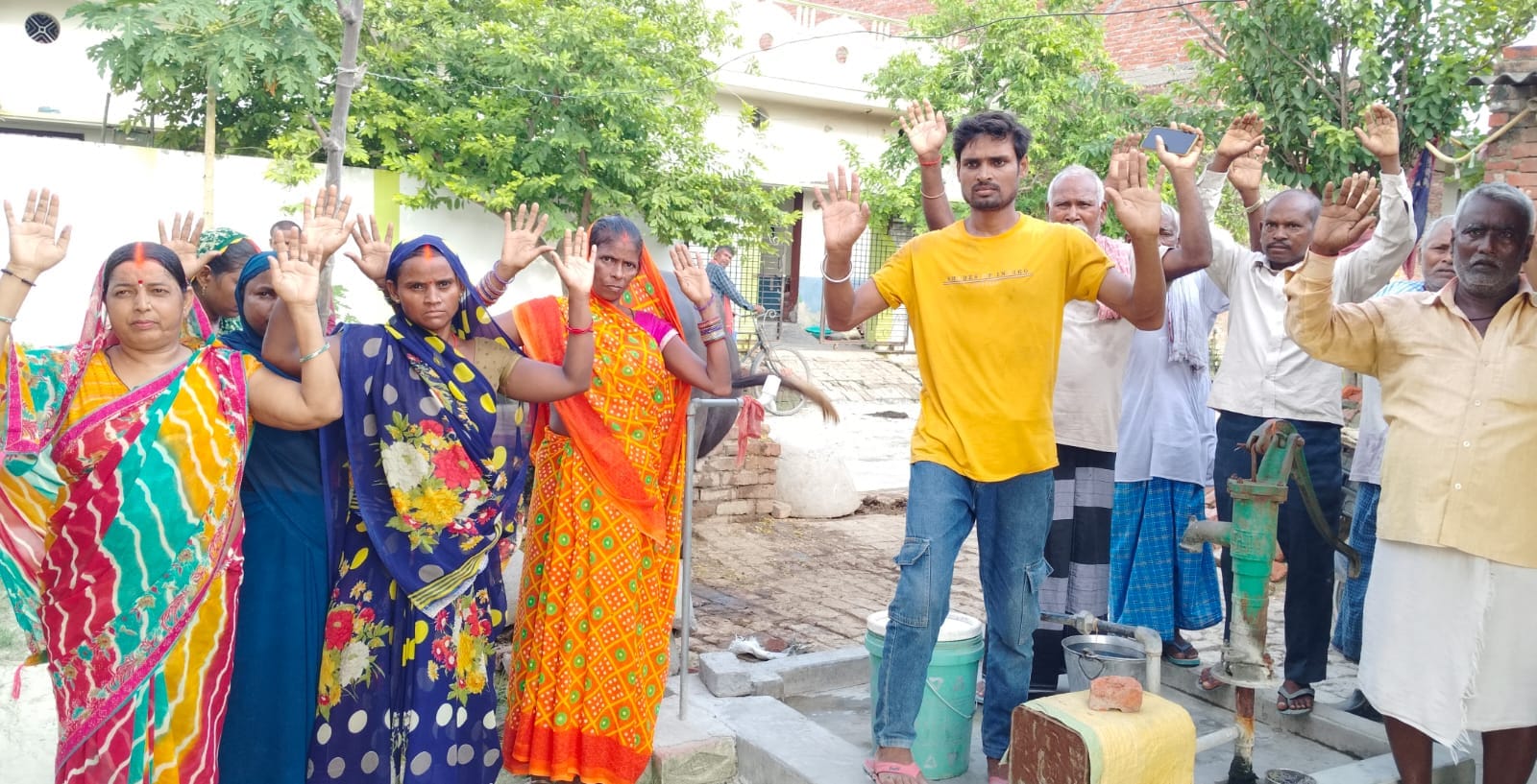 चालीसवाँ गांव में जल जीवन मिशन द्वारा गांव में पानी न पहुंचने को लेकर प्रदर्शन करते ग्रामीण