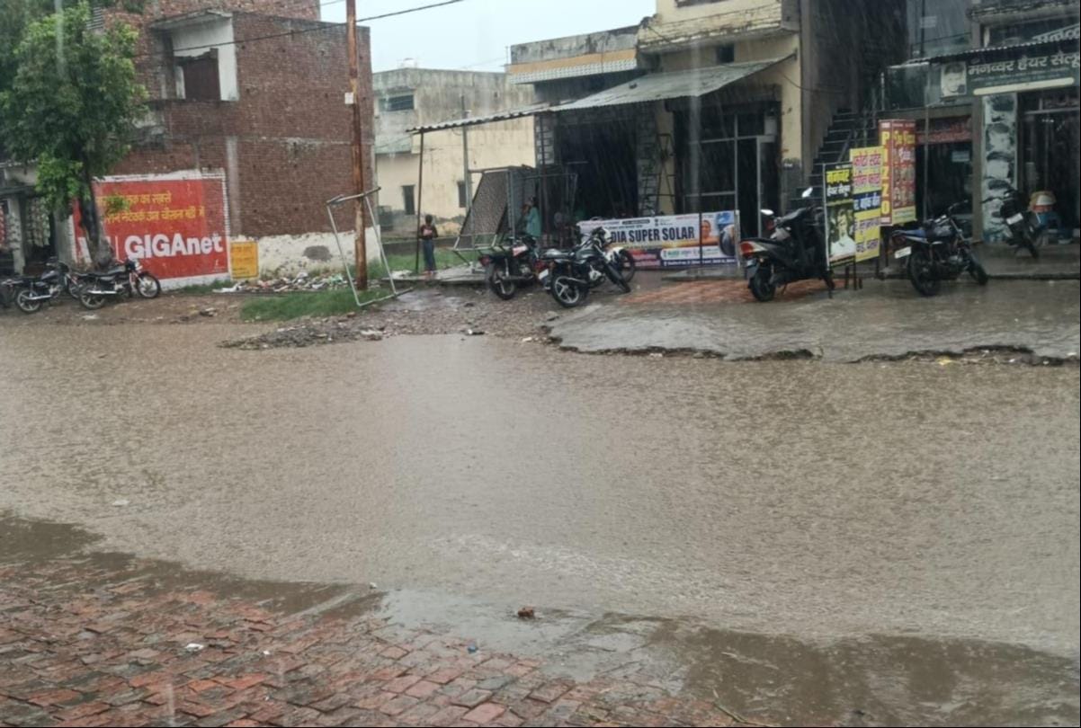 चौसाना में बारिश के दौरान सड़क पर भरा पानी। संवाद