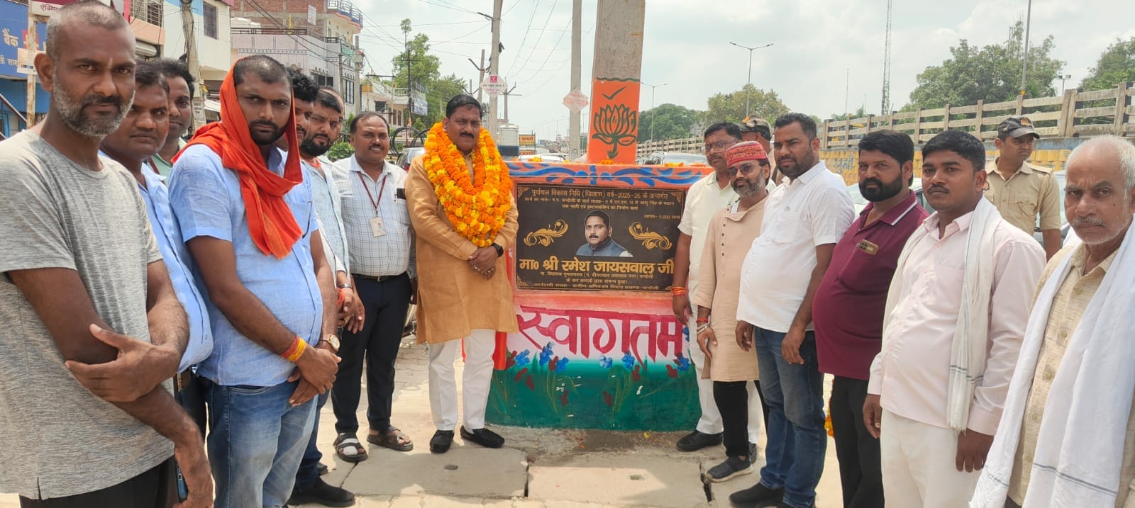 चंदौली के शाहपुर गांव में भिखारीपुर बनौली चट्टी इंटरलाकिंग का शिलान्यास करते मुगलसराय के भाजपा