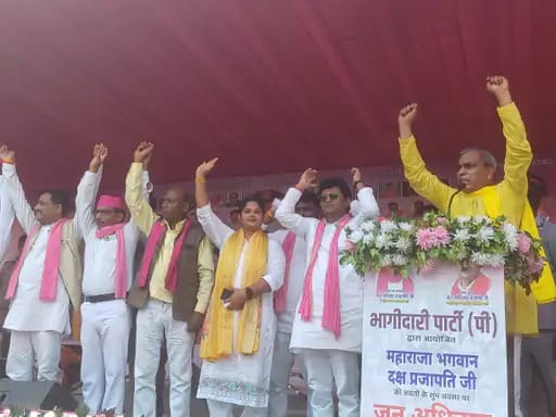 चंदौली में आयोजित सभा में बोलते कैबिनेट  मंंत्री ओमप्रकाश राजभर। स्रोत: जागरूक पाठक