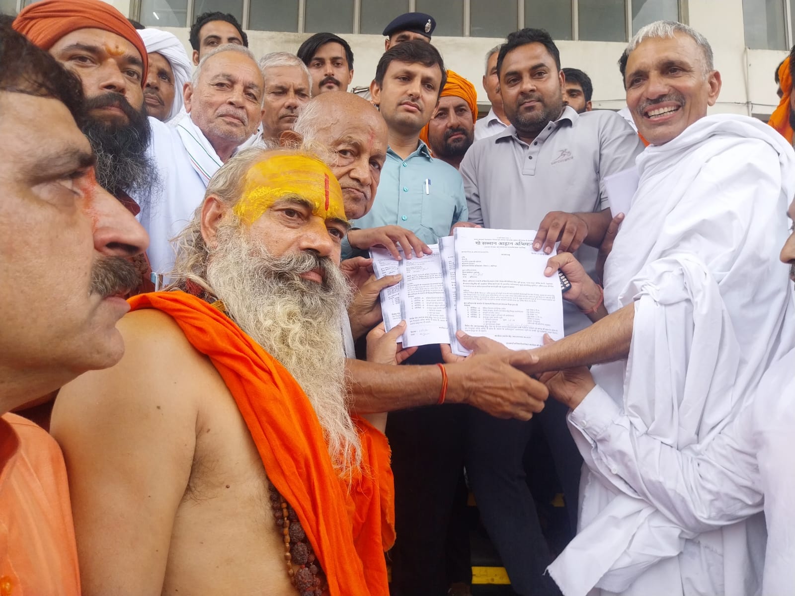 एसडीएम मनदीप कुमार को ज्ञापन सौंपते गोसेवक। संवाद