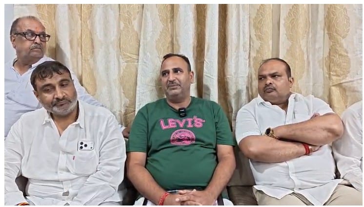 एटूजेड कॉलोनी स्थित आवास पर प्रकरण की जानकारी देते विवेक बालियान : संवाद