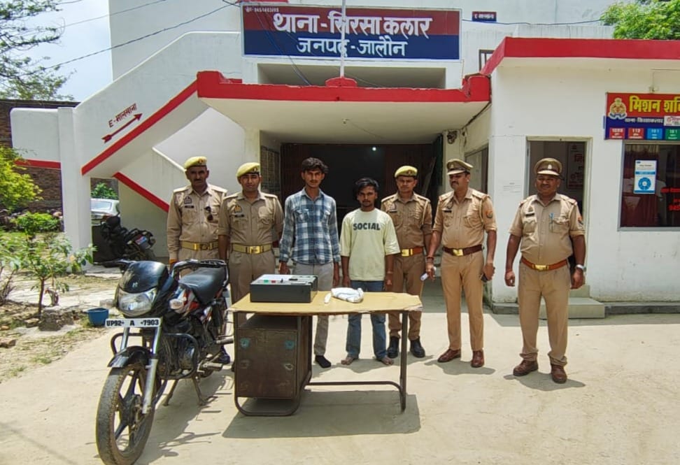 फोटो - 02 पुलिस गिरफ्त में आरोपी। संवाद