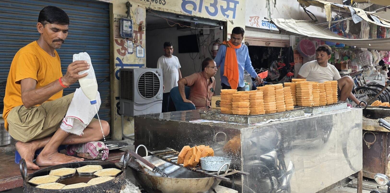 फोटो-2 रेलवे रोड स्थित दुकान पर घेवर बनाते कारीगर। संवाद