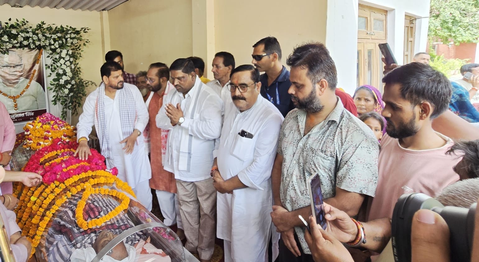 फोटो-23,24-बलरामपुर में पूर्वमंत्री के अंतिम संस्कार में मौजूद लोग ।-स्रोत : भाजपा