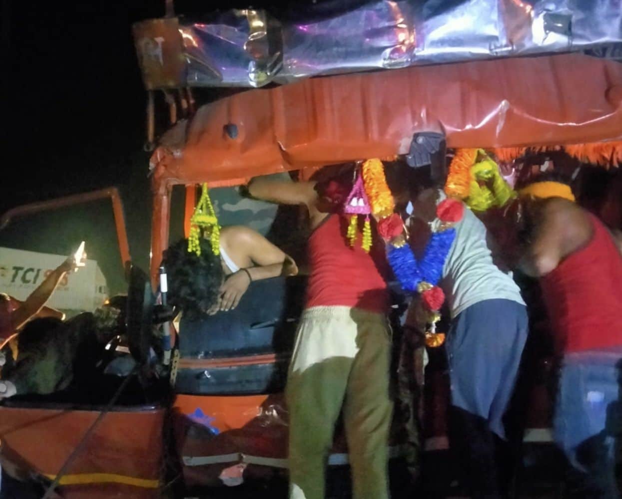 फोटो-24-हवाई पट्टी पर डीसीएम के केबिन में फंसे चालक को बाहर निकालते लोग। स्रोत: पीआरवी