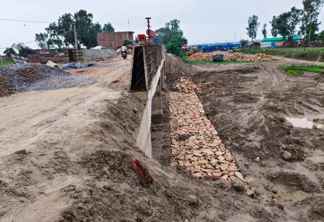 फोटो 25: छिबरामऊ से राजघाट जाने वाले मार्ग पर निर्माणाधीन पुलिया व कच्चा मार्ग। संवाद