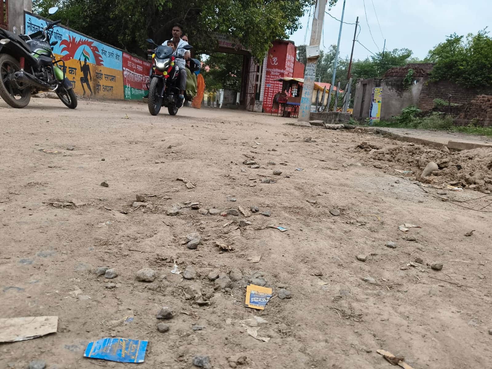 फोटो-26- अतर्रा के गौरबाबा मंदिर के मुख्य द्वार के पास सड़क पर फैली गिट्टियां। संवाद