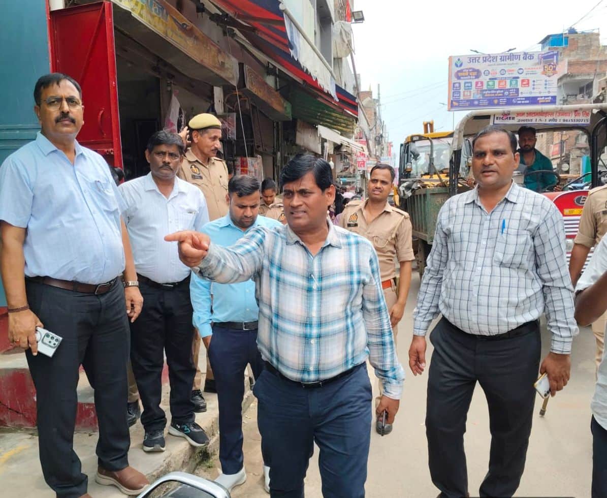 फोटो-27-अतिक्रमण हटाने के लिए दुकानदारों को निर्देशित करते ईओ। स्रोत: पालिका कर्मी।