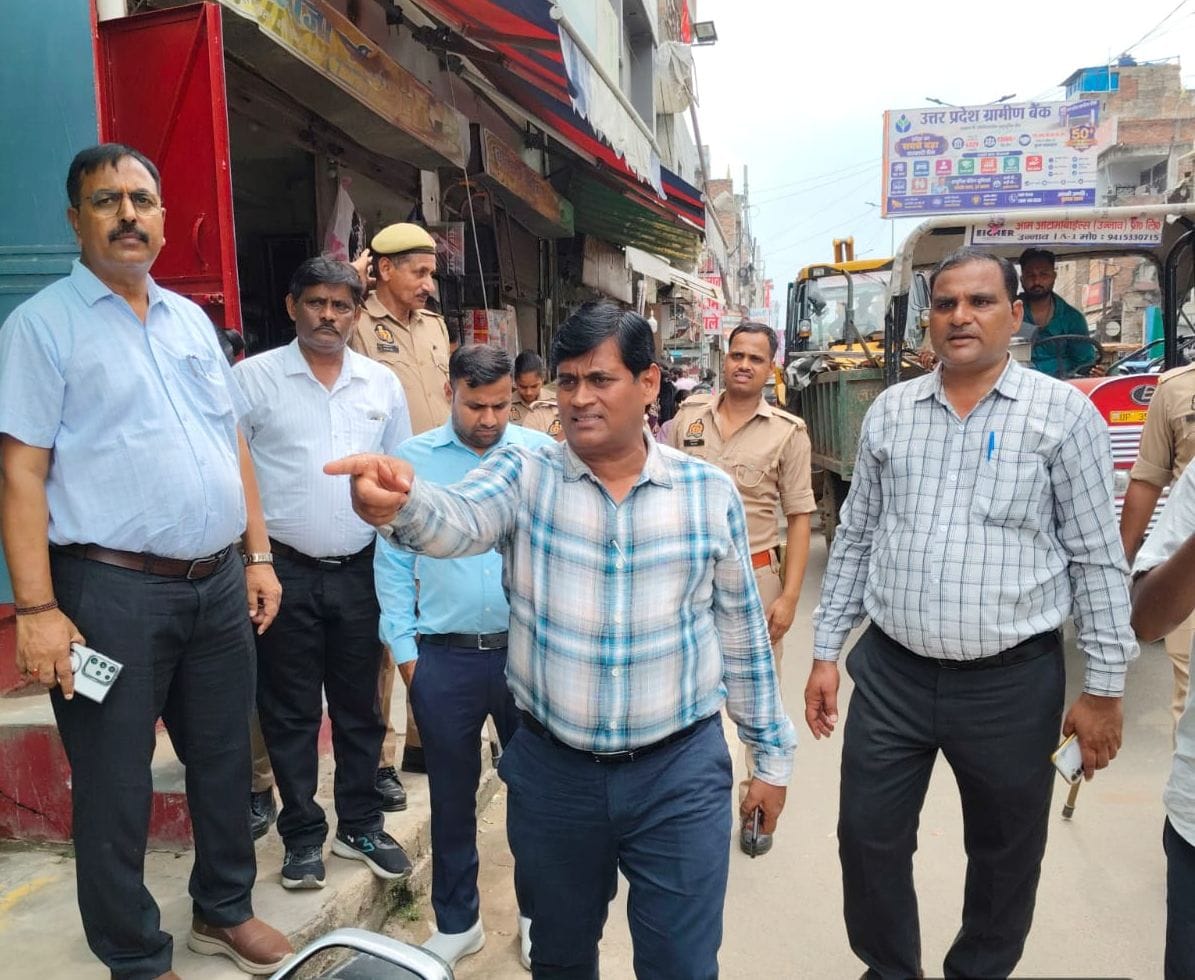 फोटो-27-अतिक्रमण हटाने के लिए दुकानदारों को निर्देशित करते ईओ। स्रोत: पालिका कर्मी।