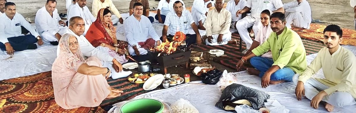 Jind News: अच्छी बारिश की कामना को लेकर आढ़तियों ने किया हवन-यज्ञ