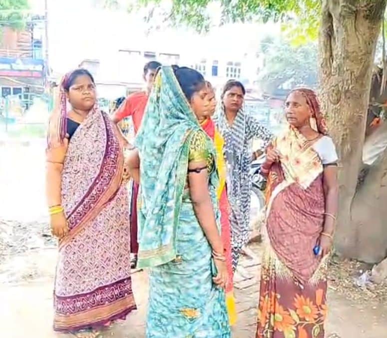 फोटो-28-पोस्टमार्टम हाउस में मौजूद मृतक अजय कुमार के परिजन। संवाद