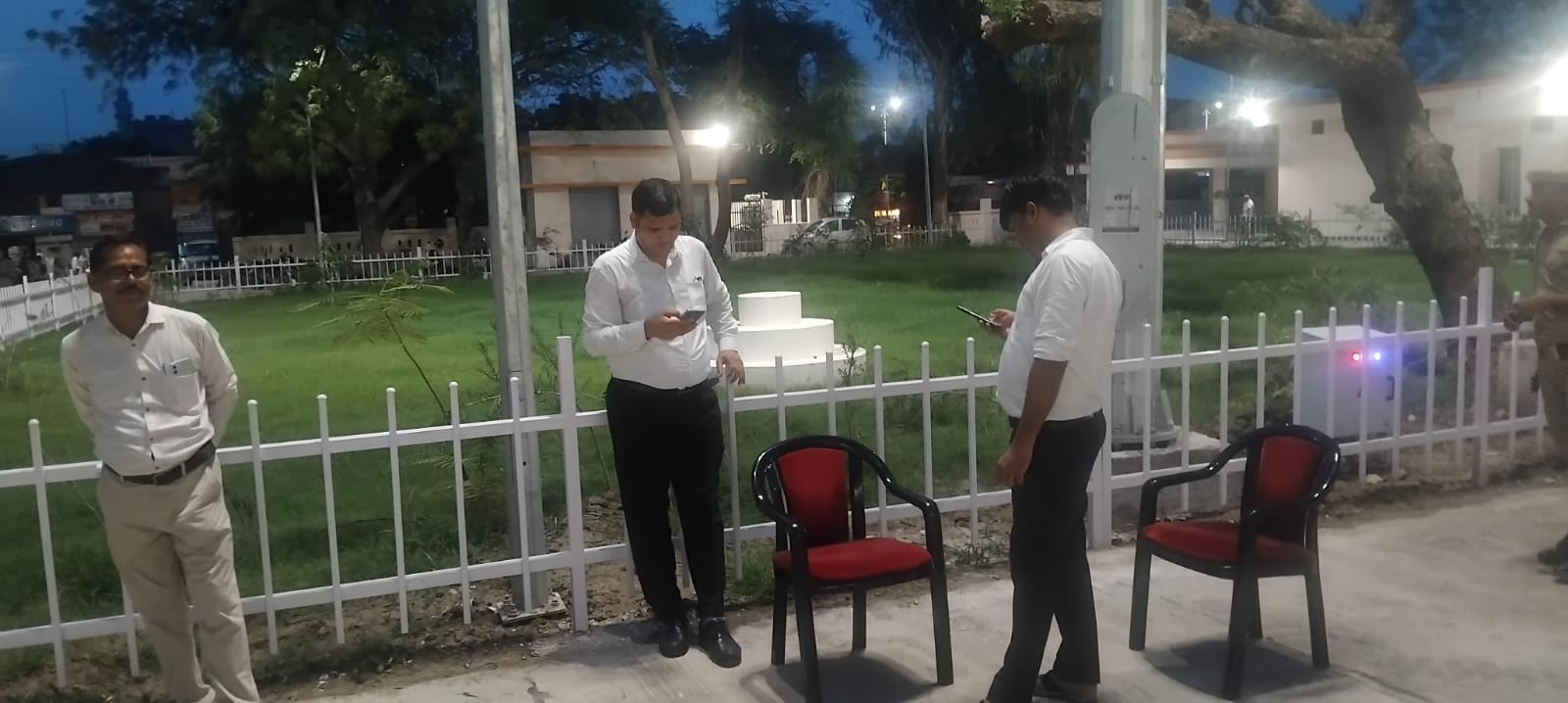 फोटो 36 तहसील परिसर में खड़े आईएएस रिंकू सिंह राही। संवाद