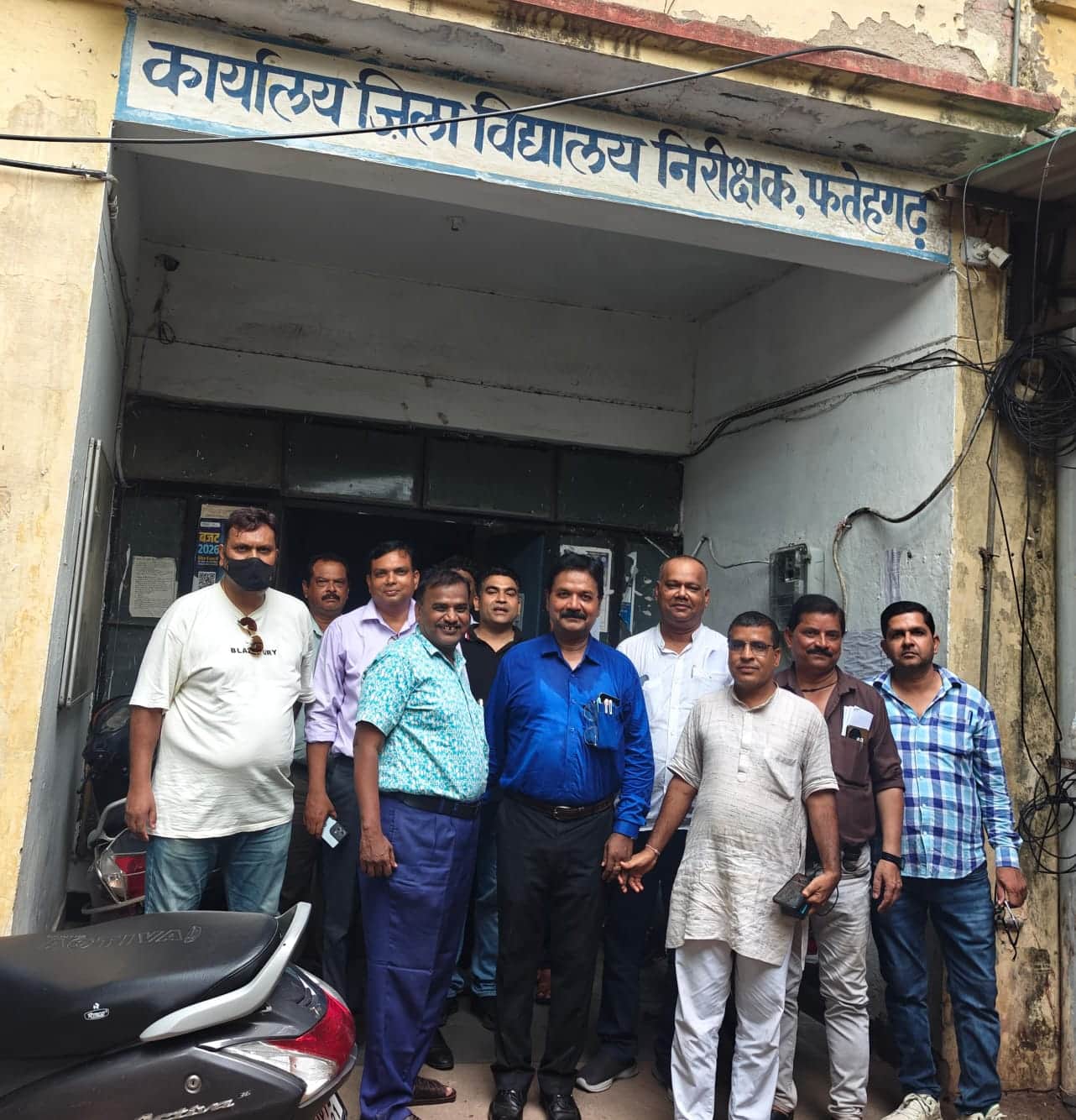 फोटो-6 डीआईओएस कार्यालय परिसर में खड़े शिक्षक। स्रोत: शिक्षक