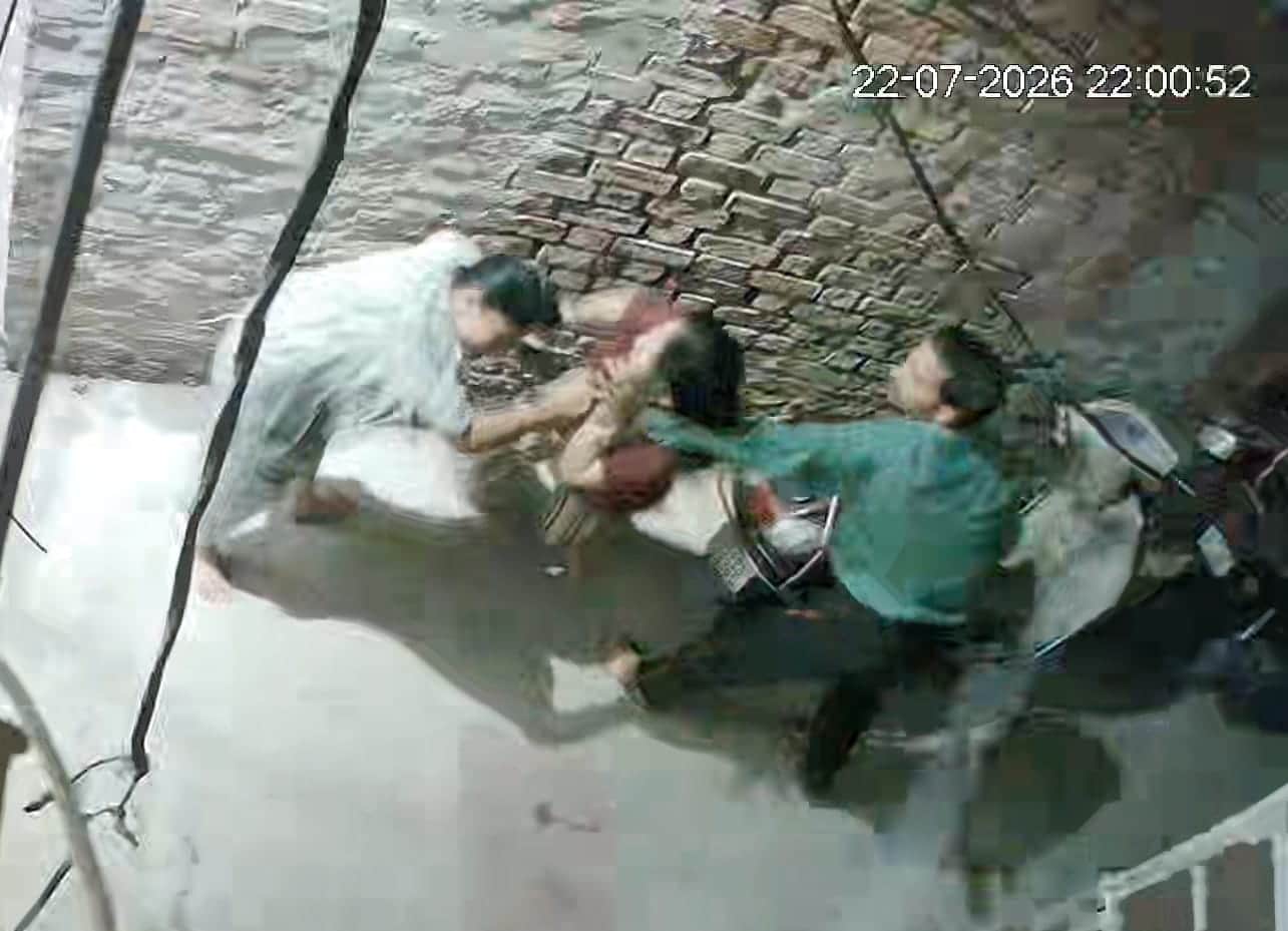 फोटो-7 नवाब न्यामत खां मोहल्ले में घर से खींचकर मारपीट करते सीसीटीवी फुटेज। स्रोत: पीड़ित