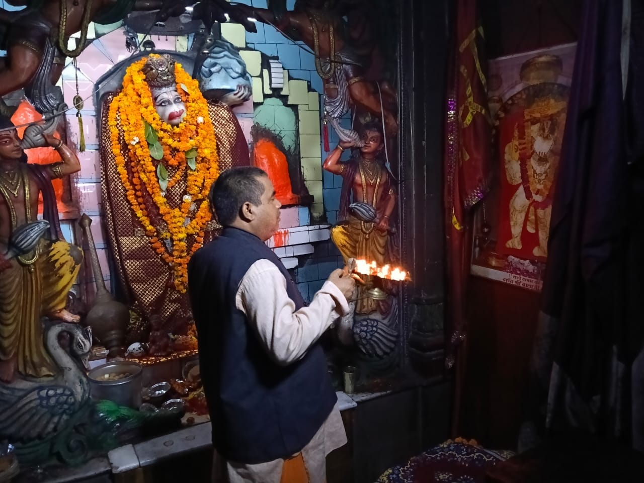 फोटो-9-बलरामपुर के तुलसीपुर हनुमानगढ़ी मंदिर में पूजा अर्चना करते श्रद्धालु ।-संवाद