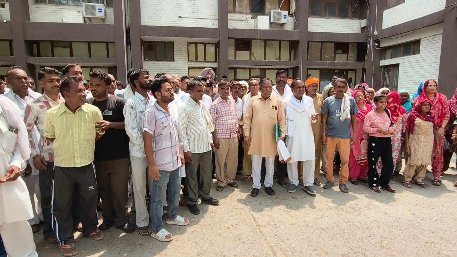 फतेहाबाद के स्वामी नगर में डिस्पोजल टैंक की जगह के विवाद को लेकर डीसी के पास पहुंचे लोग जानकारी