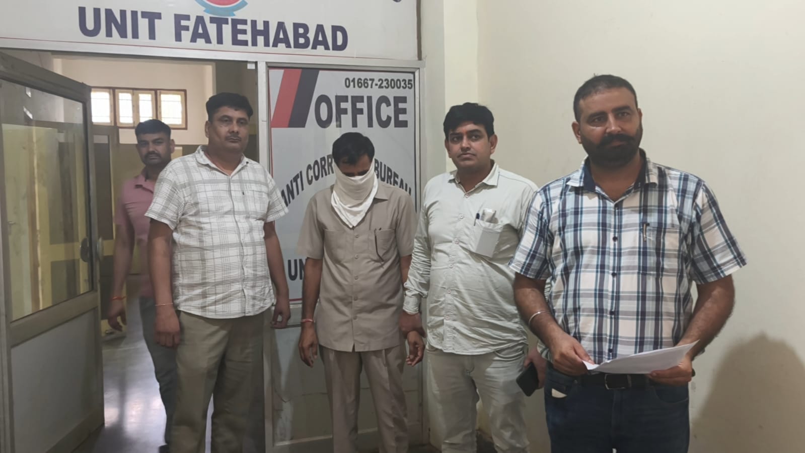 फतेहाबाद में रिश्वत लेते हुए पकड़ा गया आरोपी पुलिसकर्मी संवाद