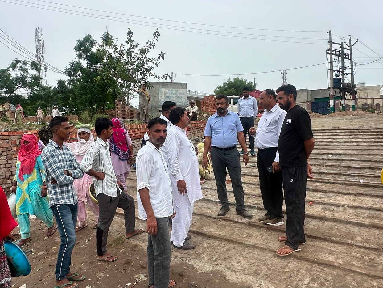 SDM inspected the pond renovation work in Duserpur.