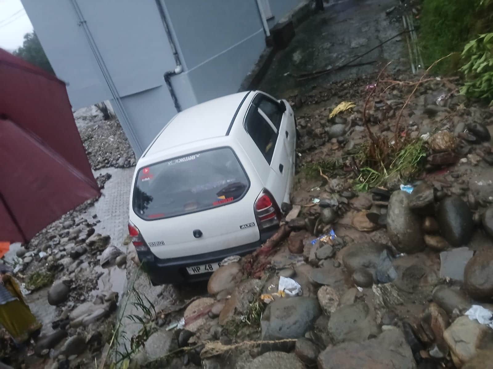 घोल्टी में मलबे में दबी कार। संवाद