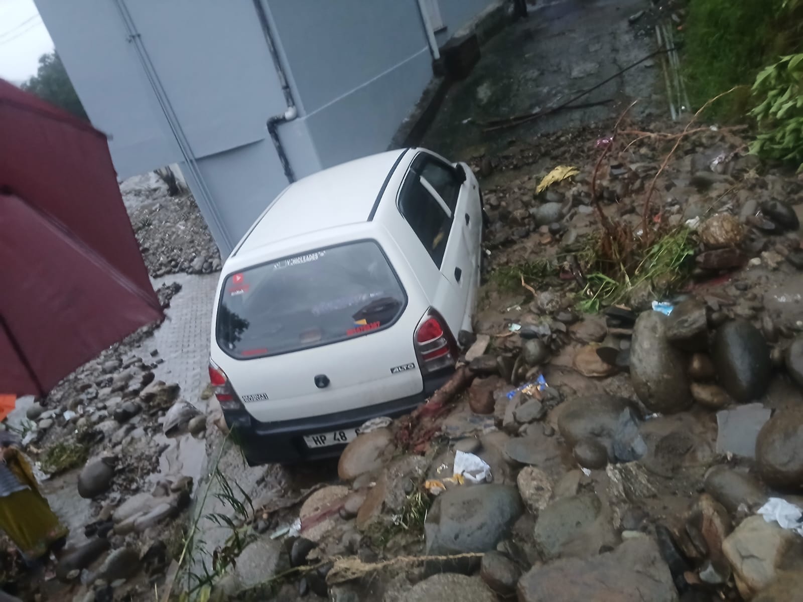 घोल्टी में मलबे में दबी कार। संवाद