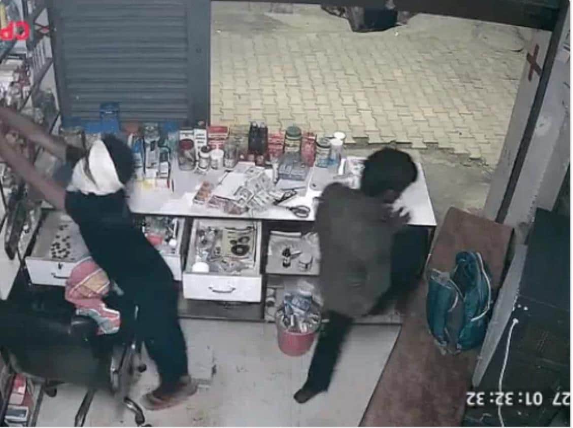 घरौंडा में मेडिकल स्टोर में चोरी करते हुए चोर सीसीटीवी में कैद।