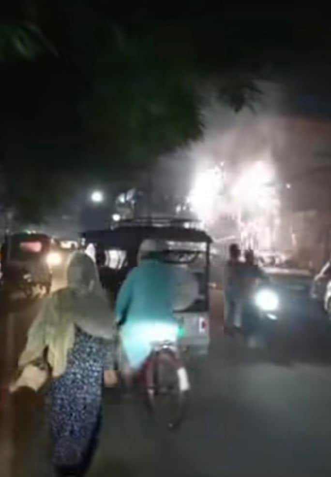 घोसियाना में मंगलवार देर शाम एक डायग्नोस्टिक सेंटर के करीब आपस में तार टकराने से तेज आवाज के सा