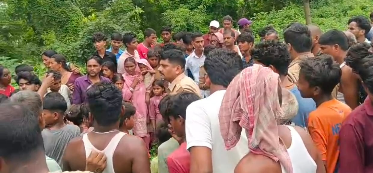 Husband stabbed to death in front of wife; FIR registered.